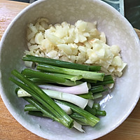 韭菜花炒鱿鱼的做法图解3