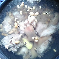 花生眉豆煲猪脚广东美容汤之一的做法图解5