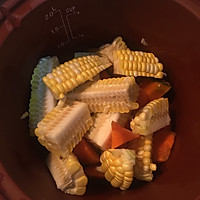 排骨玉米红萝卜汤的做法图解2