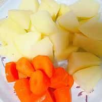 排骨土豆胡萝卜汤的做法图解2