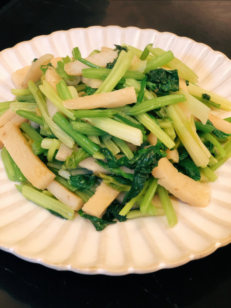 芹菜炒鱼饼的做法