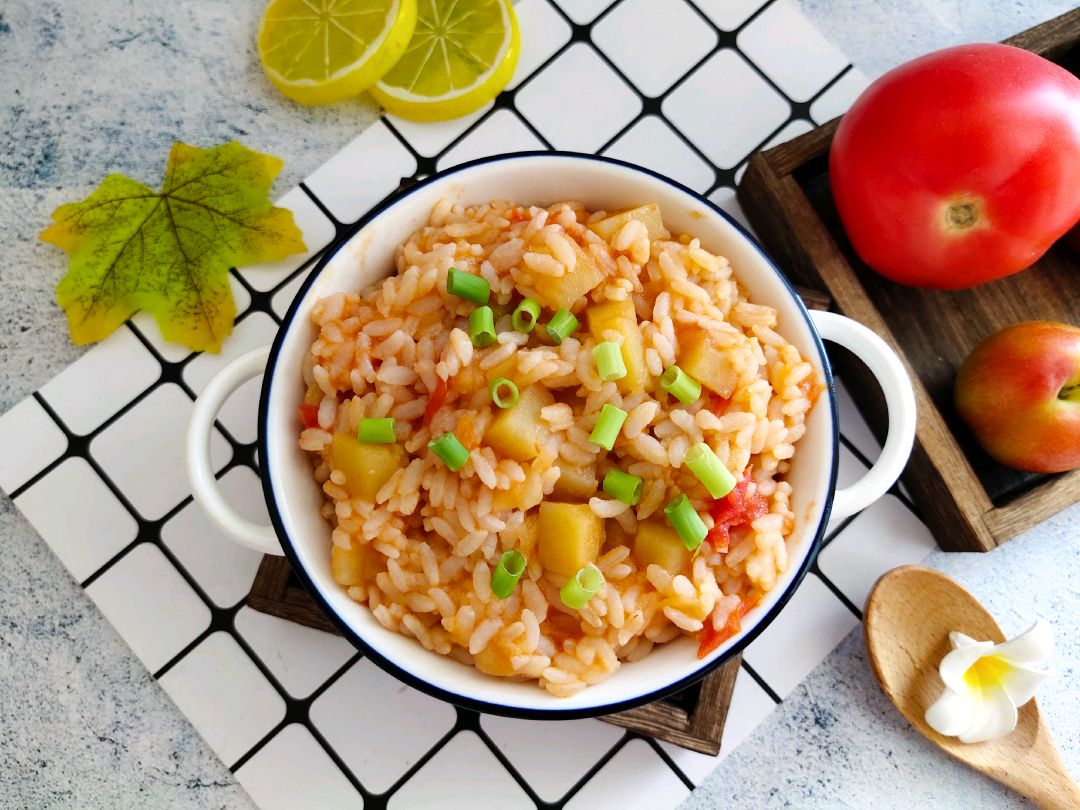 Stewed rice with tomato and potato