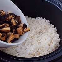 #秋天怎么吃#板栗香菇腊肠焖饭的做法图解4