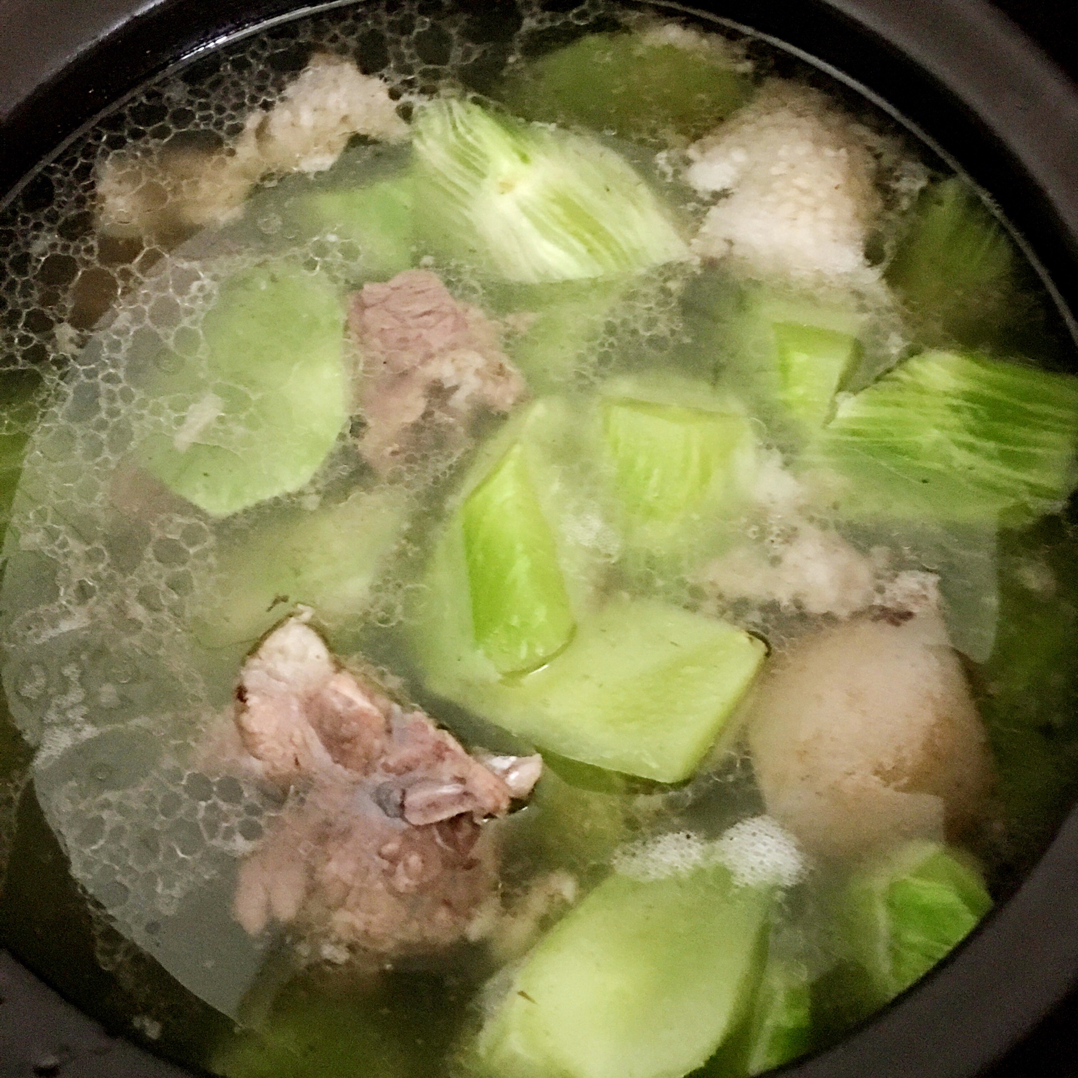 Stewed spareribs with lettuce