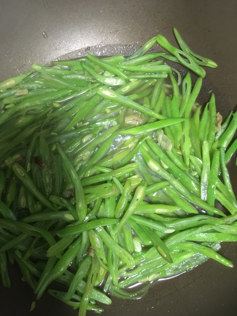 炒扁豆丝?红香肠的做法图解5
