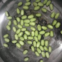 萝卜干炒毛豆的做法图解1