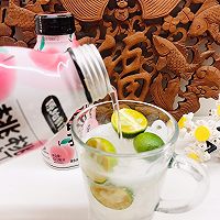 #玩心出道丨夏日DIY玩心潮饮挑战赛#桃桃青柠饮的做法图解5