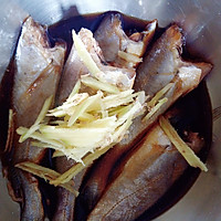 黑胡椒烤黄花鱼#厉害了我的零食#的做法图解2