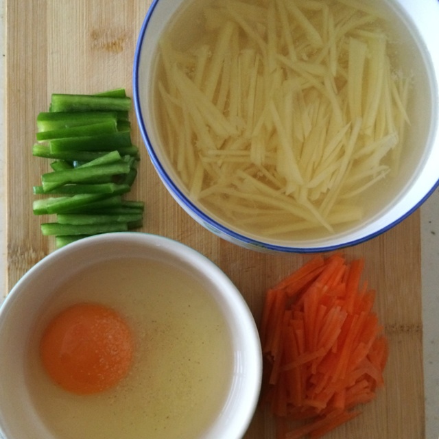 土豆丝蛋饼的做法图解1