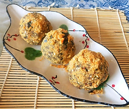 #换着花样吃早餐#肉松紫米饭团的做法