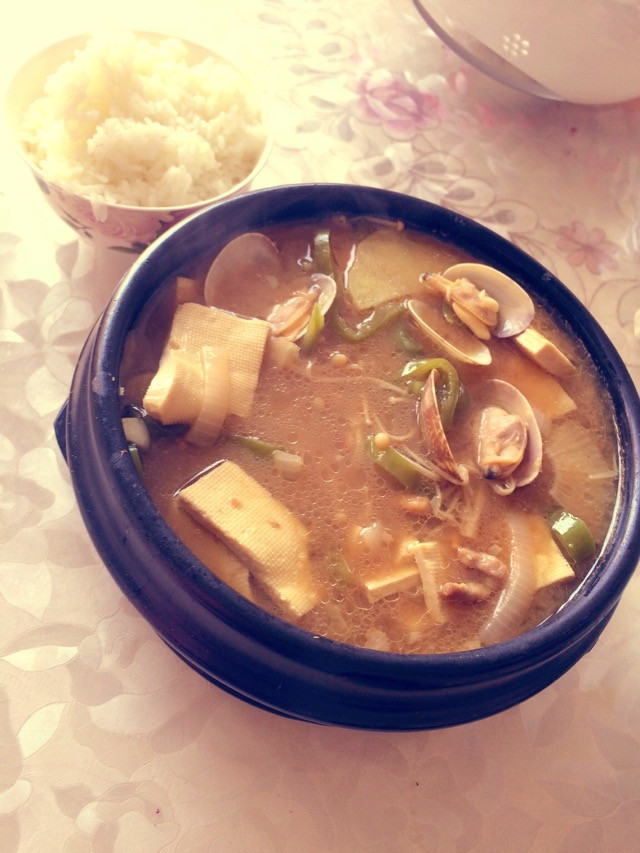 韩式海鲜大酱汤（两人份）的做法