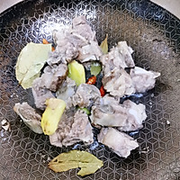 #暖冬酱在手，嗨吃部队锅#韩式辣酱烧排骨豆笋的做法图解5