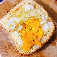 一片吐司也能做出美味三明治：太阳蛋青瓜火腿三明治的做法图解6