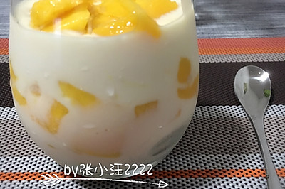 香蕉芒果酸奶杯