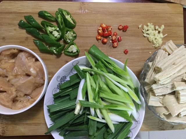 青蒜腐竹烧肉的做法图解10