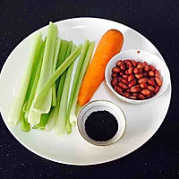 #爽口凉菜，开胃一夏！# 花椒油炝芹菜的做法图解1