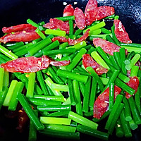 #味达美名厨福气汁，新春添口福#蒜苔木耳炒腊肠的做法图解7