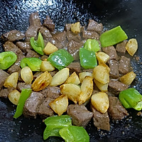 金蒜牛肉粒的做法图解7