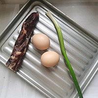 香肠蒸蛋的做法图解1