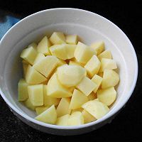 五花肉炖土豆芸豆的做法图解1