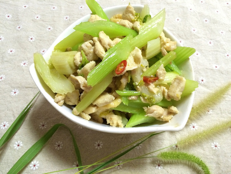 芹菜炒鸡胸肉的做法