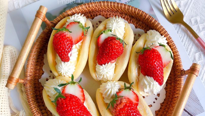 春日甜品#草莓抱抱卷