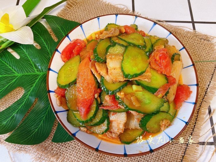 西红柿黄瓜炒五花肉的做法