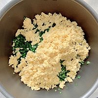 韭菜鸡蛋虾仁水饺的做法图解2