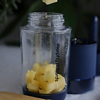 不加气泡水的菠萝香柠气泡果汁#厨房有维达洁净超省心#的做法图解3