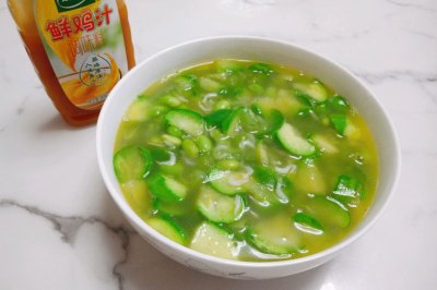 颜色碧绿的茄子毛豆汤