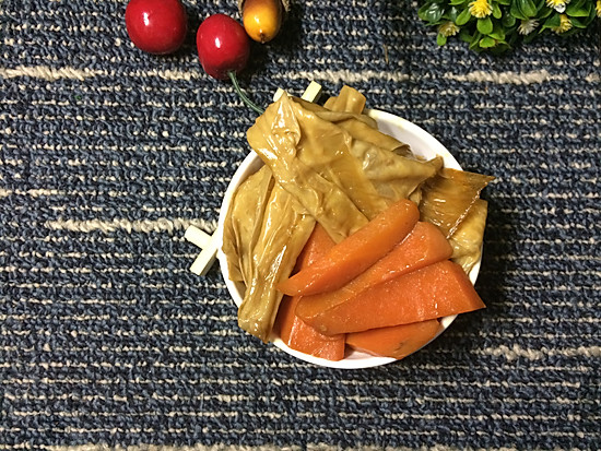 抗衰老食谱-----胡萝卜炒腐竹的做法