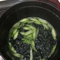 三文鱼黄瓜干芦笋牛油果藜麦沙拉的做法图解4