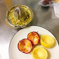 百香果柠檬果汁 | 夏日冰镇鲜榨果汁的做法图解3