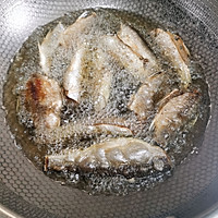 闷酥鱼下酒菜，鱼罐头的做法图解5
