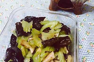 芹菜炒木耳香菇