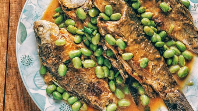 #精品菜谱挑战赛#毛豆烧鲫鱼，附美味不粘锅的煎鱼方法的做法