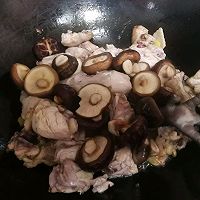 笋干香菇炖鸡的做法图解3
