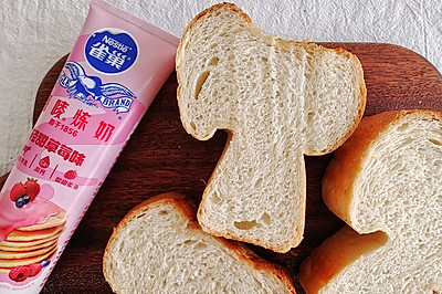 草莓炼奶小吐司