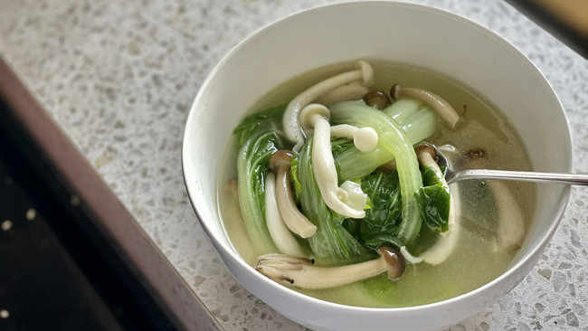 快手减肥小白菜菌菇汤的做法