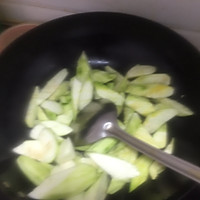 丝瓜腐竹木耳汤的做法图解5