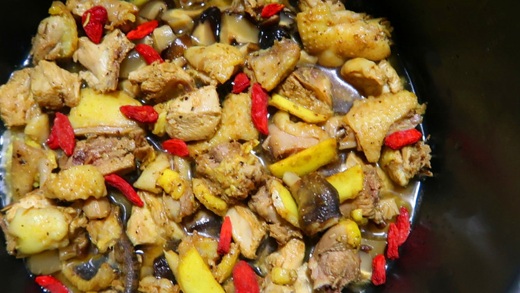 香菇鸡肉焖饭 & 一菜一汤的做法