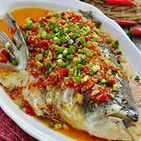 剁椒鱼头的做法图解1