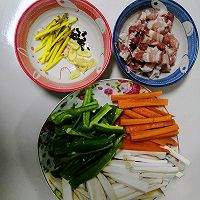 青椒鸡腿菇胡萝卜的做法图解1