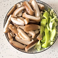 #寻味外婆乡 香满中秋宴#超级下饭菜一香菇炒肉片的做法图解1