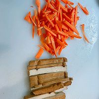 护眼快手炒菜:胡萝卜炒香干的做法图解1