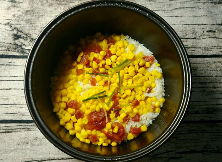 腊肠玉米焖饭饭饭的做法