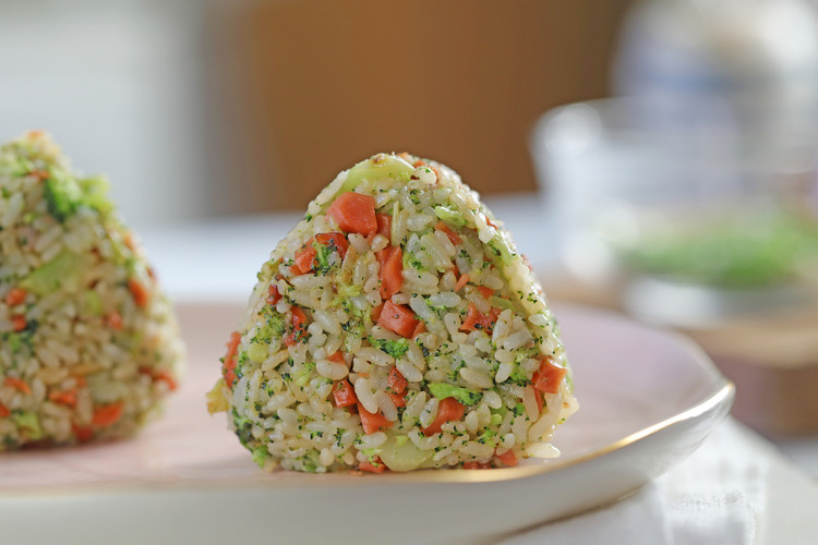 ⭐火腿蔬菜饭团⭐的做法