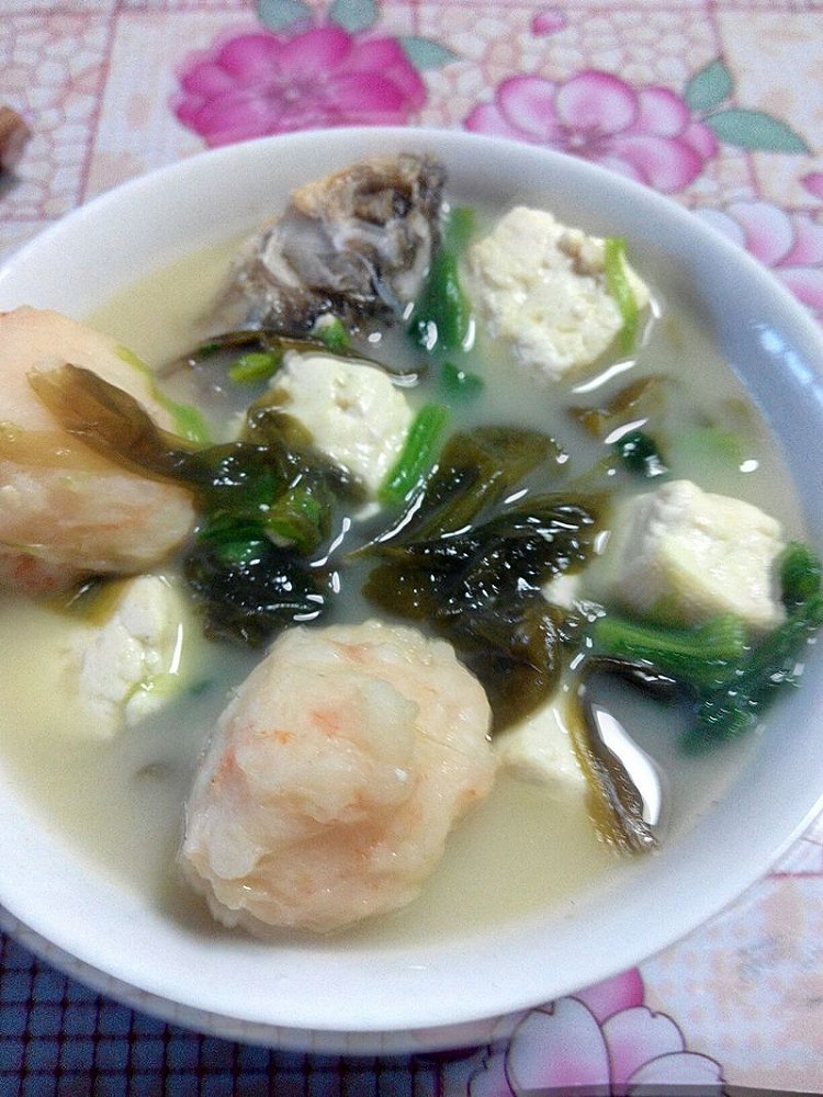 鲤鱼豆腐汤。的做法
