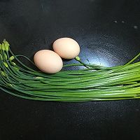 韭苔炒鸡蛋的做法图解1