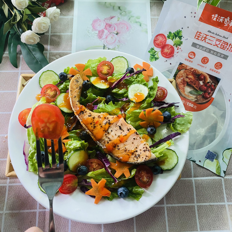泰式甜辣酱香煎三文鱼排蔬菜轻食沙拉的做法